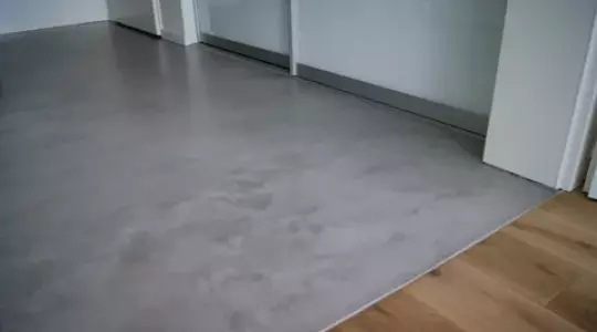 Нанесение микроцемента на пол